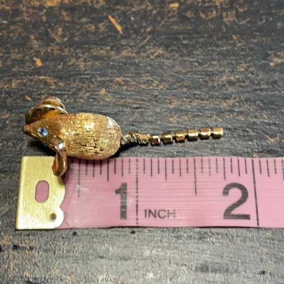 Avon gold tone mouse pin with rhinestone tail and eyes 1.75” - Picture 8 of 8